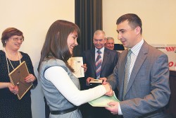 Главный редактор журнала «Кто есть кто в&nbsp;образовании и&nbsp;науке» Д. Нефёдов вручает грант президента РФ победителю конкурса. Фото: Анастасия Нефёдова