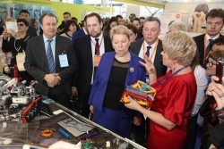 Ольга Васильева, министр образования и науки РФ, на выставочных стендах Московского международного салона образования (ММСО). 2017 год