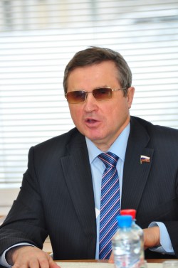 Первый заместитель председателя комитета Олег Смолин
