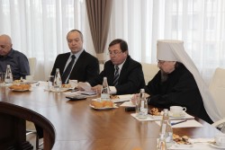 Председатель попечительского совета НИУ «БелГУ», депутат Государственной думы РФ, президент Фонда «Поколение» Андрей Скоч; ректор НИУ «БелГУ», профессор Олег Полухин; митрополит Белгородский и Старооскольский Иоанн