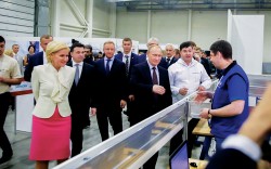 Президент РФ Владимир Путин, заместитель председателя Правительства РФ Ольга Голодец и министр образования Дмитрий Ливанов на IV Национальном чемпионате «Молодые профессионалы» WorldSkills Russia 2016 года Президент РФ Владимир Путин, заместитель председателя Правительства РФ Ольга Голодец и министр образования Дмитрий Ливанов на IV Национальном чемпионате «Молодые профессионалы» WorldSkills Russia 2016 года
