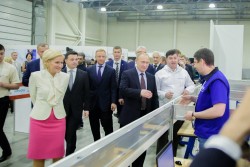 Президент РФ Владимир Путин, заместитель председателя Правительства РФ Ольга Голодец и министр образования Дмитрий Ливанов на IV Национальном чемпионате «Молодые профессионалы» WorldSkills Russia 2016 года