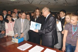 Ребята устанавливают рекорд России
&nbsp;&mdash; создают книгу познавательных сказок «Живая азбука» Т. Зотовой. В. Зотов (справа) А. Свистунов помогают школьникам создавать эту интересную книгу. Фото: Анастасия Нефёдова