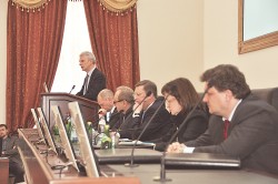 С докладом об итогах деятельности Минобрнауки РФ за 2010 год и задачах на 2011 год выступил министр ведомства Андрей Фурсенко. Фото: Анастасия Нефёдова