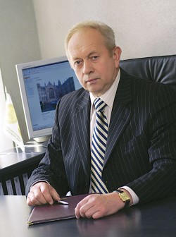 Владимир Аксёнов, директор колледжа, заслуженный учитель РФ, кандидат педагогических наук, «Лидер СПО – 2003, 2007», обладатель общественной награды Ордена им. А.С. Макаренко, открыт всему новому и прогрессивному
