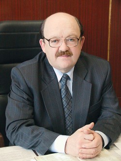 Валерьян Исаков, ректор института, кандидат физико-математических наук, профессор. Заслуженный работник РК. Отличник народного просвещения РФ. Член Санкт-Петербургского математического общества
